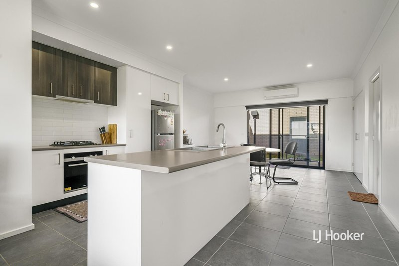 Photo - 18 Chive Walk, Tarneit VIC 3029 - Image 4