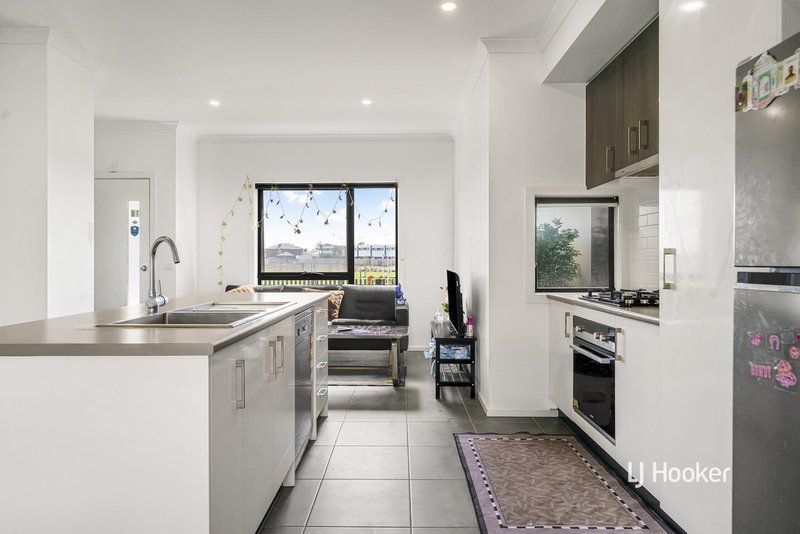 Photo - 18 Chive Walk, Tarneit VIC 3029 - Image 5