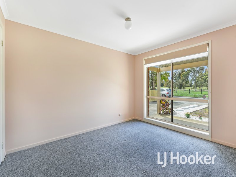 Photo - 18 Cirai Crescent, Cranbourne West VIC 3977 - Image 7