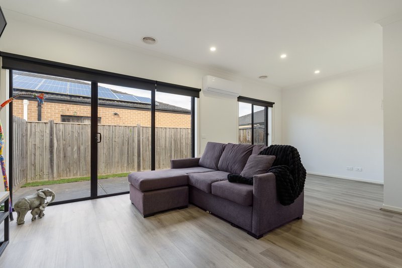 Photo - 18 Colwood Avenue, Mickleham VIC 3064 - Image 11