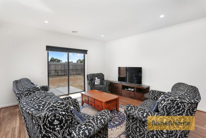 Photo - 18 Cottonfield Way, Brookfield VIC 3338 - Image 3