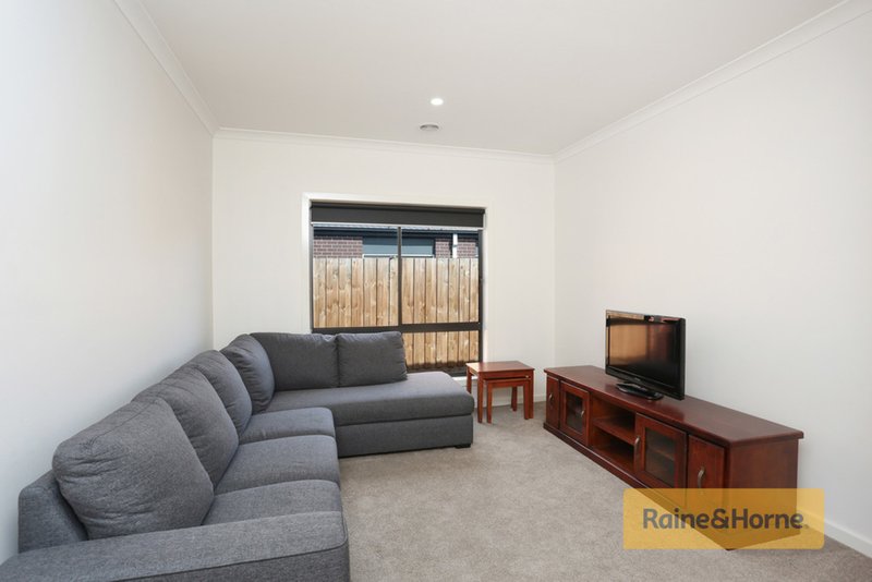 Photo - 18 Cottonfield Way, Brookfield VIC 3338 - Image 6