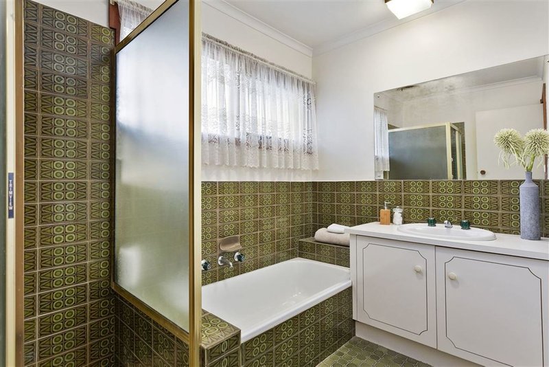 Photo - 18 Cowrie Street, Glen Waverley VIC 3150 - Image 8