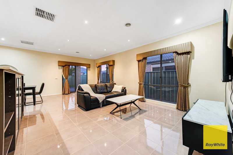 Photo - 18 Cranwell Way, Wyndham Vale VIC 3024 - Image 4