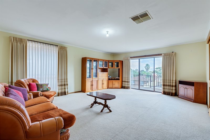 Photo - 18 Cunningham Drive, Mill Park VIC 3082 - Image 5