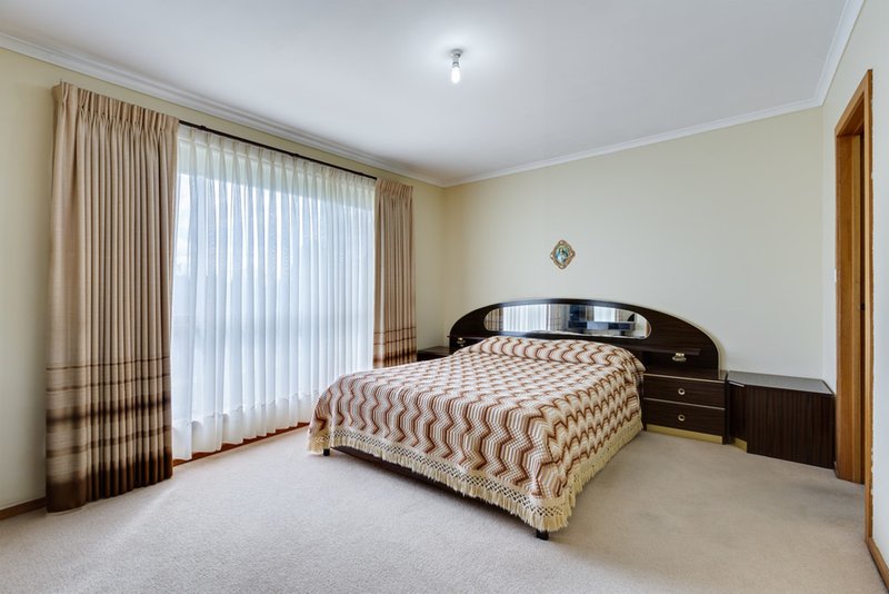 Photo - 18 Cunningham Drive, Mill Park VIC 3082 - Image 6