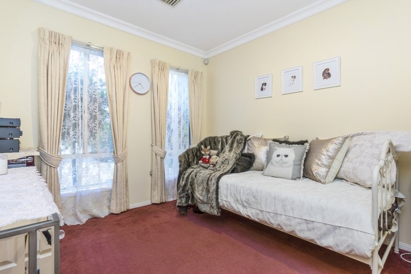 Photo - 18 Diamond Drive, Werribee VIC 3030 - Image 6