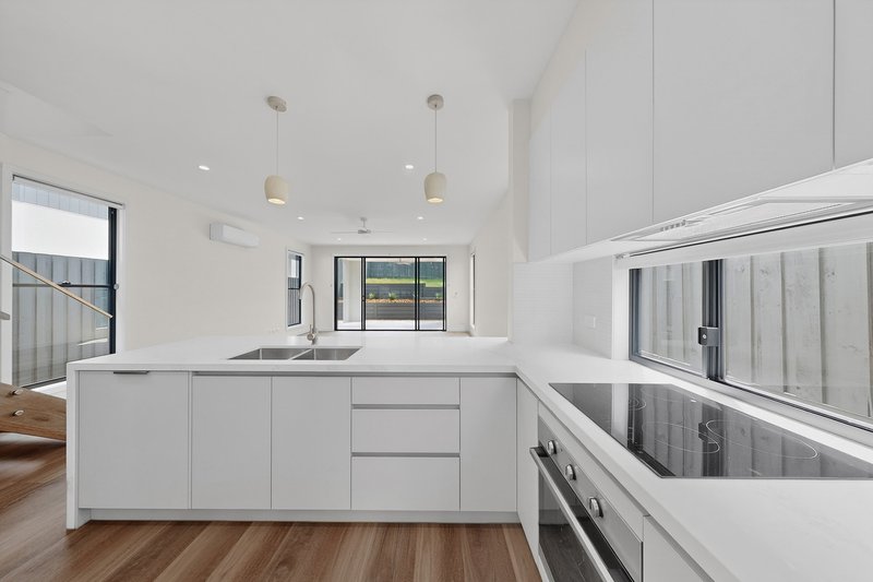 Photo - 18 Dobbie Street, Holland Park QLD 4121 - Image 1