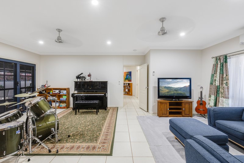 Photo - 18 Dunbar Court, Highfields QLD 4352 - Image 13