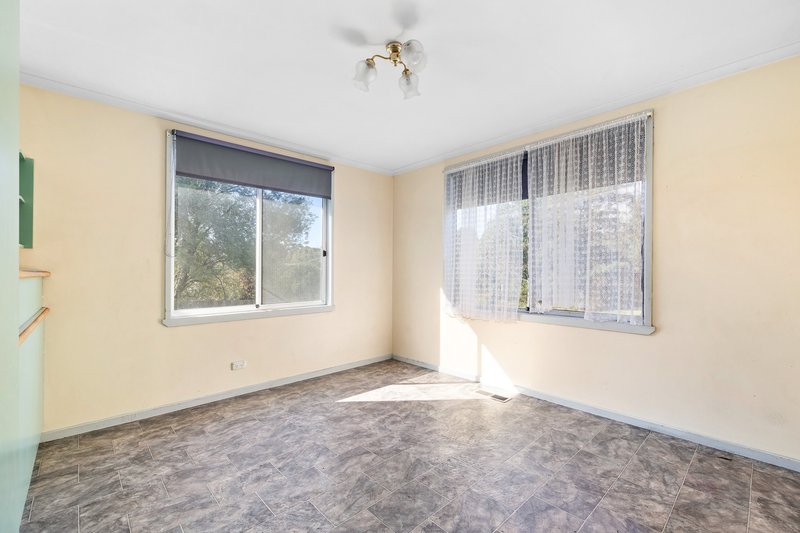 Photo - 18 Eastern Avenue, Newborough VIC 3825 - Image 5