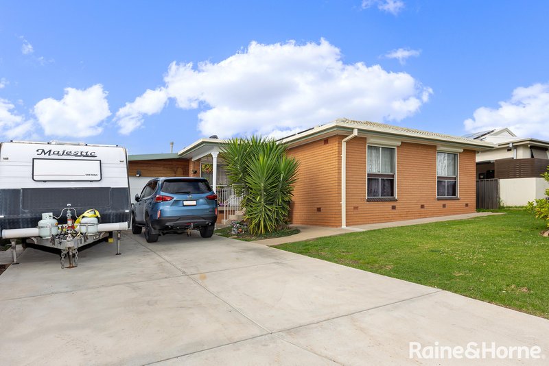 Photo - 18 Elizabeth Avenue, Forest Hill NSW 2651 - Image 2