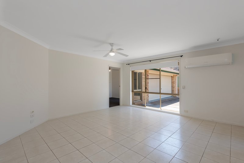 Photo - 18 Enderbury Crescent, Pacific Pines QLD 4211 - Image 2