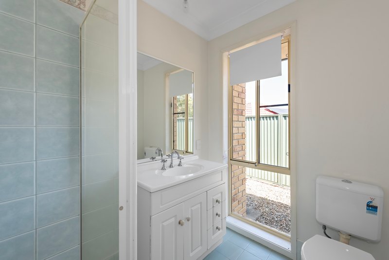 Photo - 18 Enderbury Crescent, Pacific Pines QLD 4211 - Image 6
