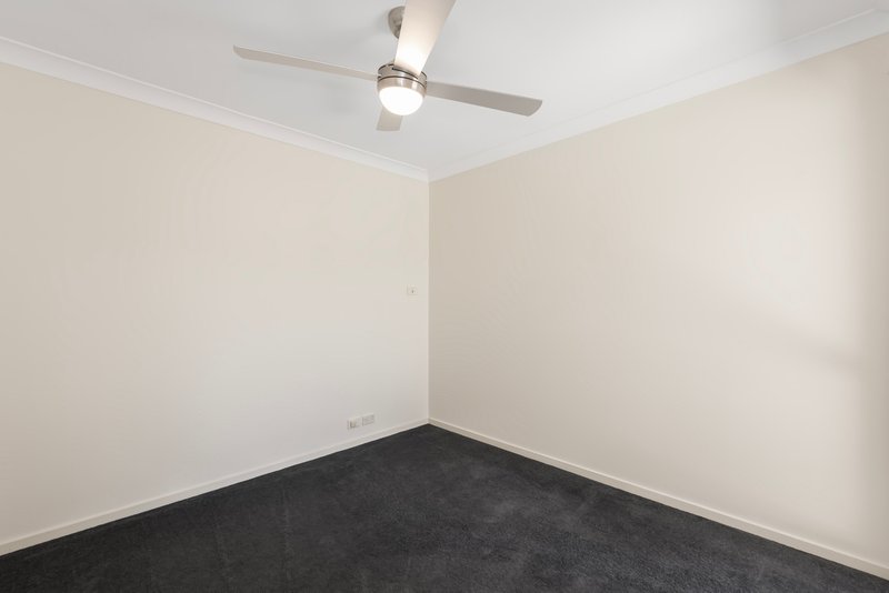 Photo - 18 Enderbury Crescent, Pacific Pines QLD 4211 - Image 9
