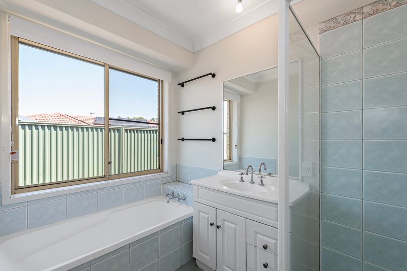 Photo - 18 Enderbury Crescent, Pacific Pines QLD 4211 - Image 10
