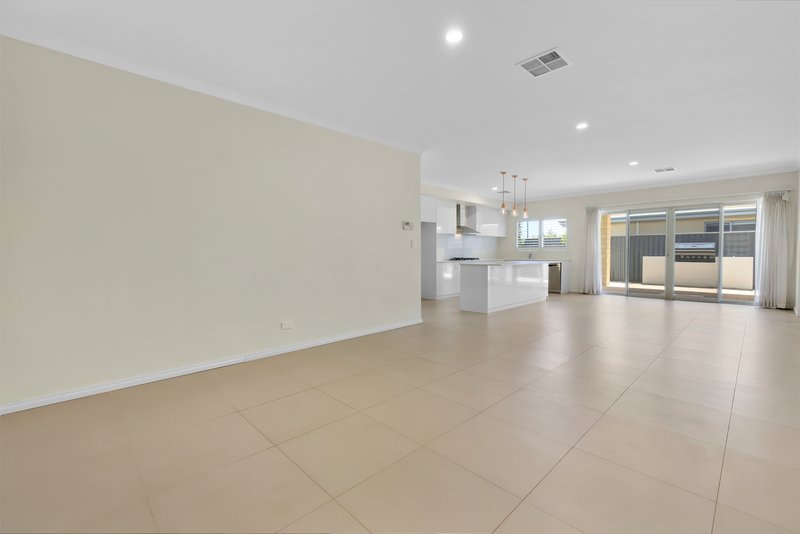 Photo - 18 Escada Way, Piara Waters WA 6112 - Image 4