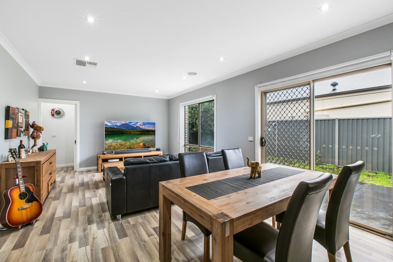 Photo - 18 Everly Circuit, Pakenham VIC 3810 - Image 3