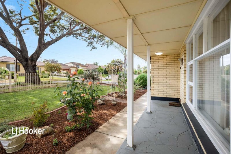 Photo - 18 Eyre Crescent, Valley View SA 5093 - Image 2