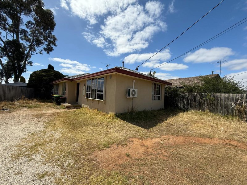 Photo - 18 Eyre Street, Melton South VIC 3338 - Image 2