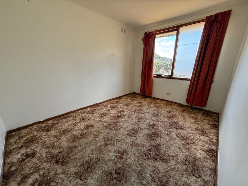 Photo - 18 Eyre Street, Melton South VIC 3338 - Image 5