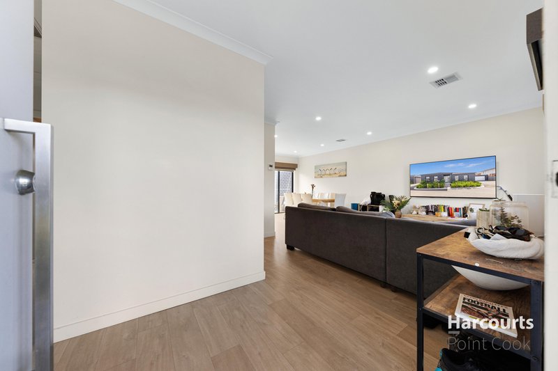 Photo - 1/8 Faro Street, Point Cook VIC 3030 - Image 11