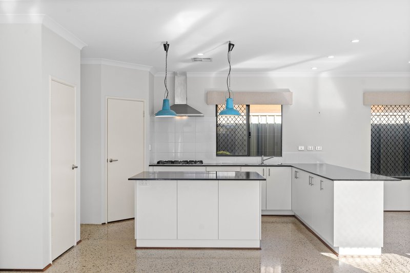 Photo - 18 Ferndown Corner, Wellard WA 6170 - Image 11
