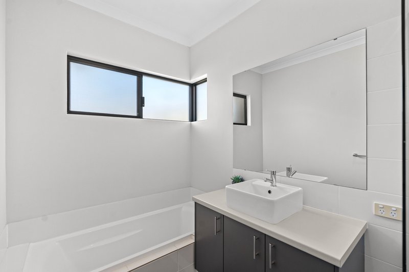 Photo - 18 Ferndown Corner, Wellard WA 6170 - Image 30