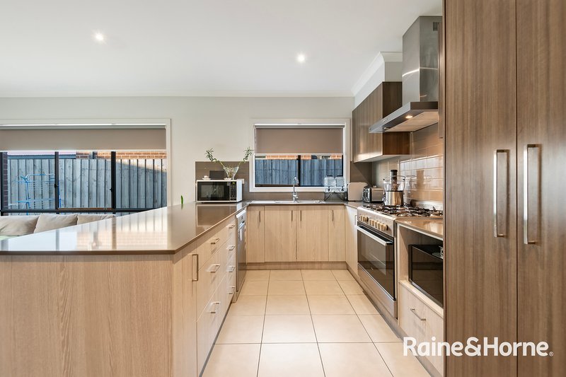 Photo - 18 Ferrari Drive, Cranbourne East VIC 3977 - Image 8