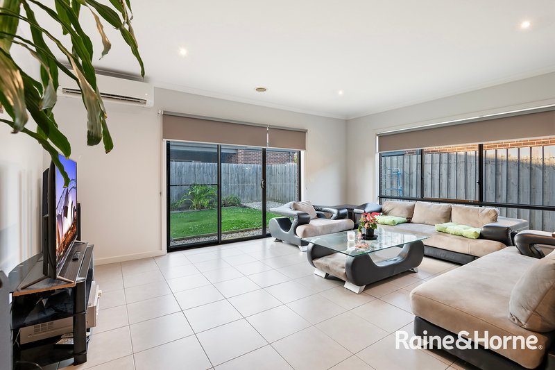 Photo - 18 Ferrari Drive, Cranbourne East VIC 3977 - Image 11