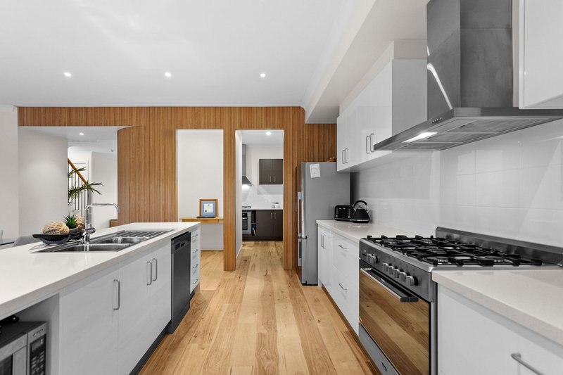Photo - 18 Ferrier Close, Sandhurst VIC 3977 - Image 3