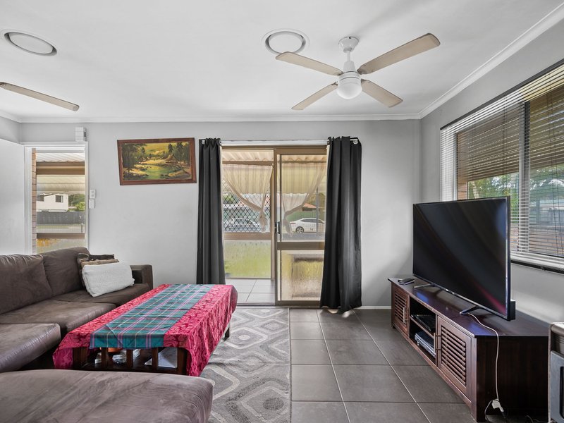 Photo - 18 Fiona Street, Beachmere QLD 4510 - Image 3