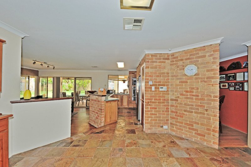 Photo - 18 Fitzroy Close, Cooloongup WA 6168 - Image 11