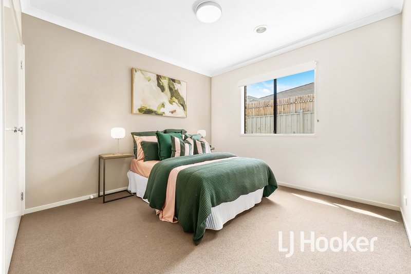 Photo - 18 Flowerbloom Crescent, Clyde North VIC 3978 - Image 13