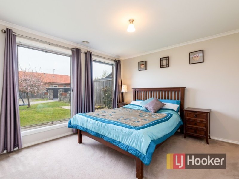 Photo - 18 Forest Oak Court, Cranbourne VIC 3977 - Image 8