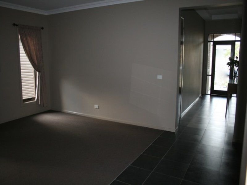 Photo - 18 Gainsborough Drive, Craigieburn VIC 3064 - Image 19