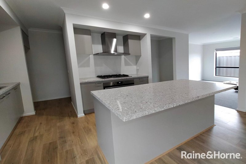 Photo - 18 Gelantipy Drive, Truganina VIC 3029 - Image 2