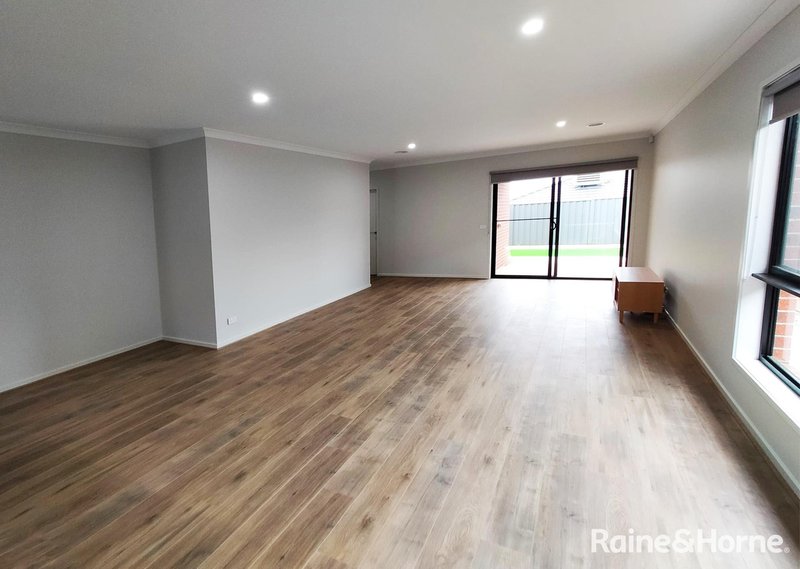 Photo - 18 Gelantipy Drive, Truganina VIC 3029 - Image 3