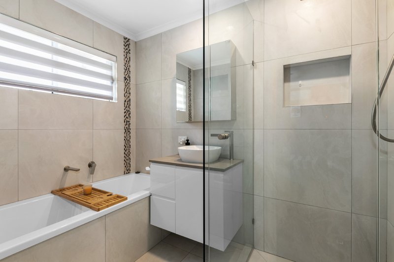 Photo - 18 Gertrude Mcleod Crescent, Middle Park QLD 4074 - Image 9