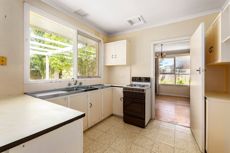 Photo - 18 Gladesville Drive, Bentleigh East VIC 3165 - Image 5