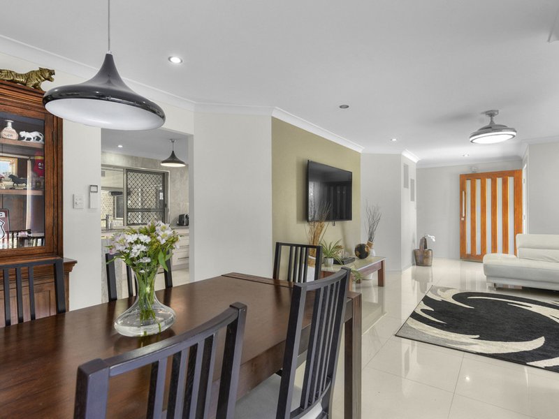 Photo - 18 Glenvillan Place, Bridgeman Downs QLD 4035 - Image 3