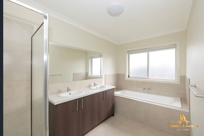 Photo - 18 Golden Banksia Drive, Officer VIC 3809 - Image 11