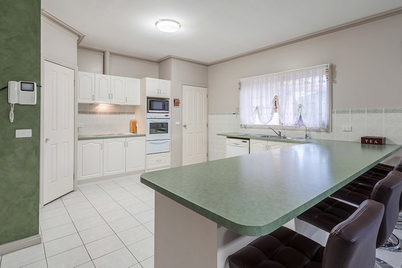 Photo - 18 Grandview Boulevard, Craigieburn VIC 3064 - Image 3