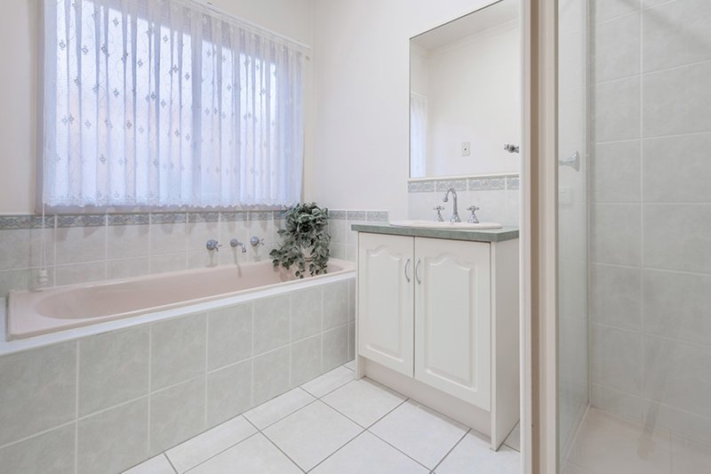 Photo - 18 Grandview Boulevard, Craigieburn VIC 3064 - Image 9