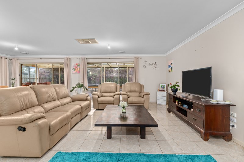 Photo - 18 Grange Drive, South Morang VIC 3752 - Image 6