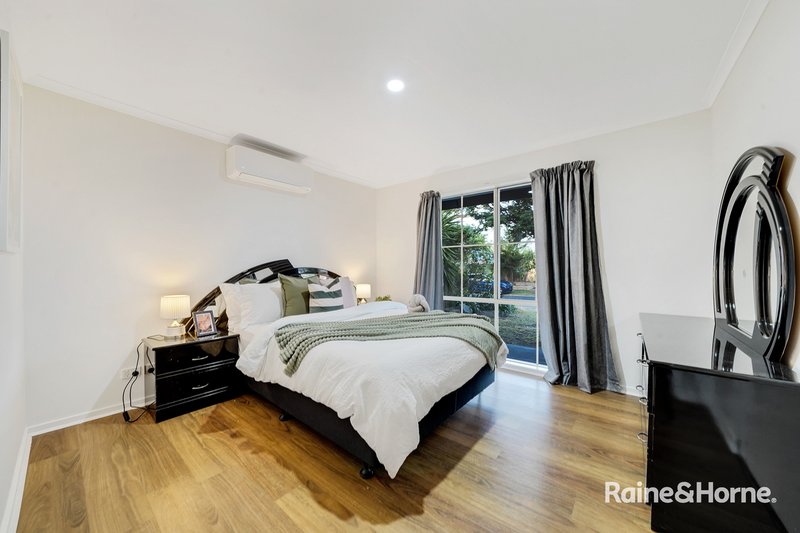 Photo - 18 Greenock Crescent, Cranbourne East VIC 3977 - Image 4