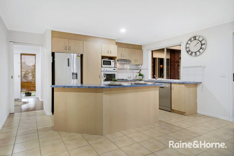 Photo - 18 Greenock Crescent, Cranbourne East VIC 3977 - Image 7