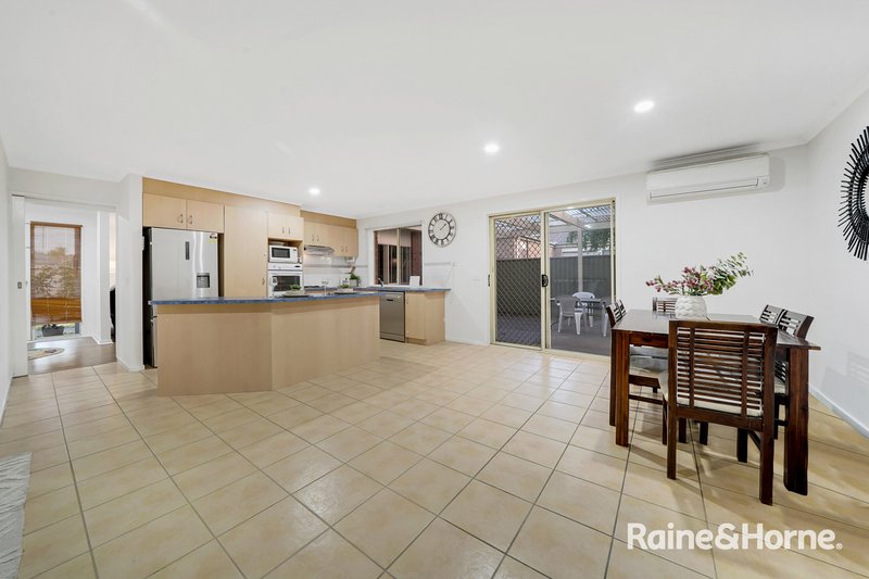 Photo - 18 Greenock Crescent, Cranbourne East VIC 3977 - Image 8