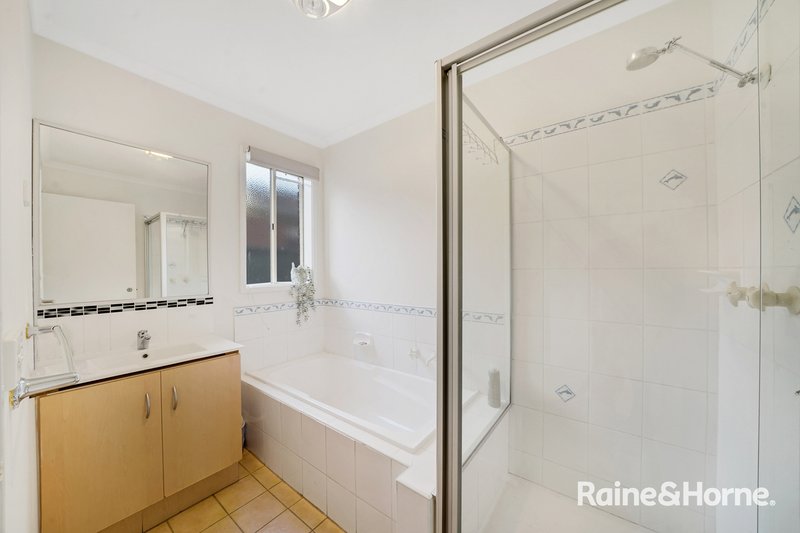 Photo - 18 Greenock Crescent, Cranbourne East VIC 3977 - Image 10