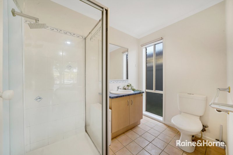 Photo - 18 Greenock Crescent, Cranbourne East VIC 3977 - Image 11