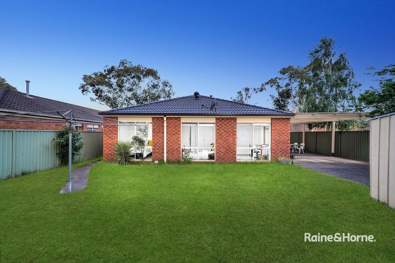 Photo - 18 Greenock Crescent, Cranbourne East VIC 3977 - Image 13